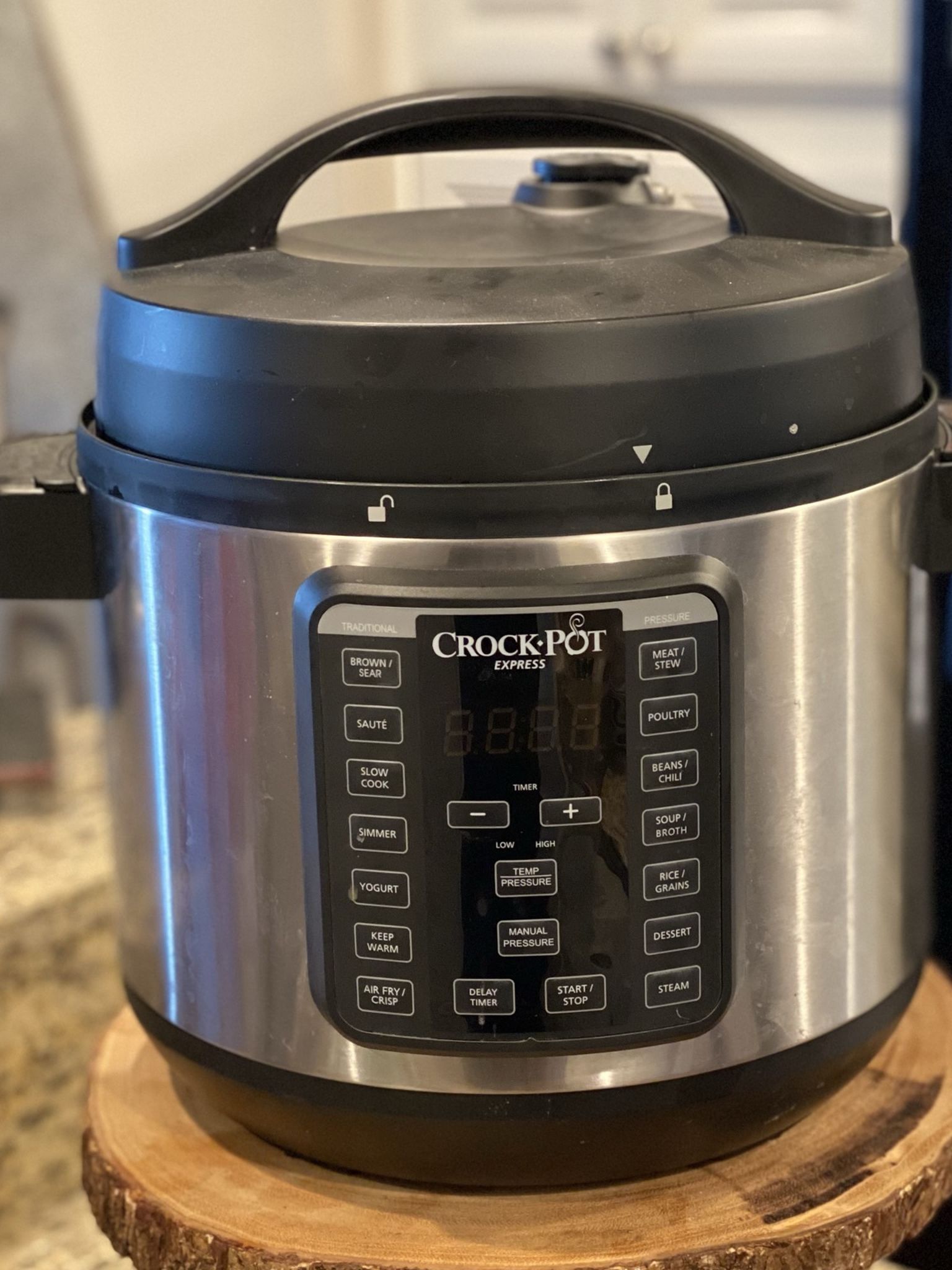 Barely used 8 Qt Crockpot Express pressure cooker and steamer and air fryer in one