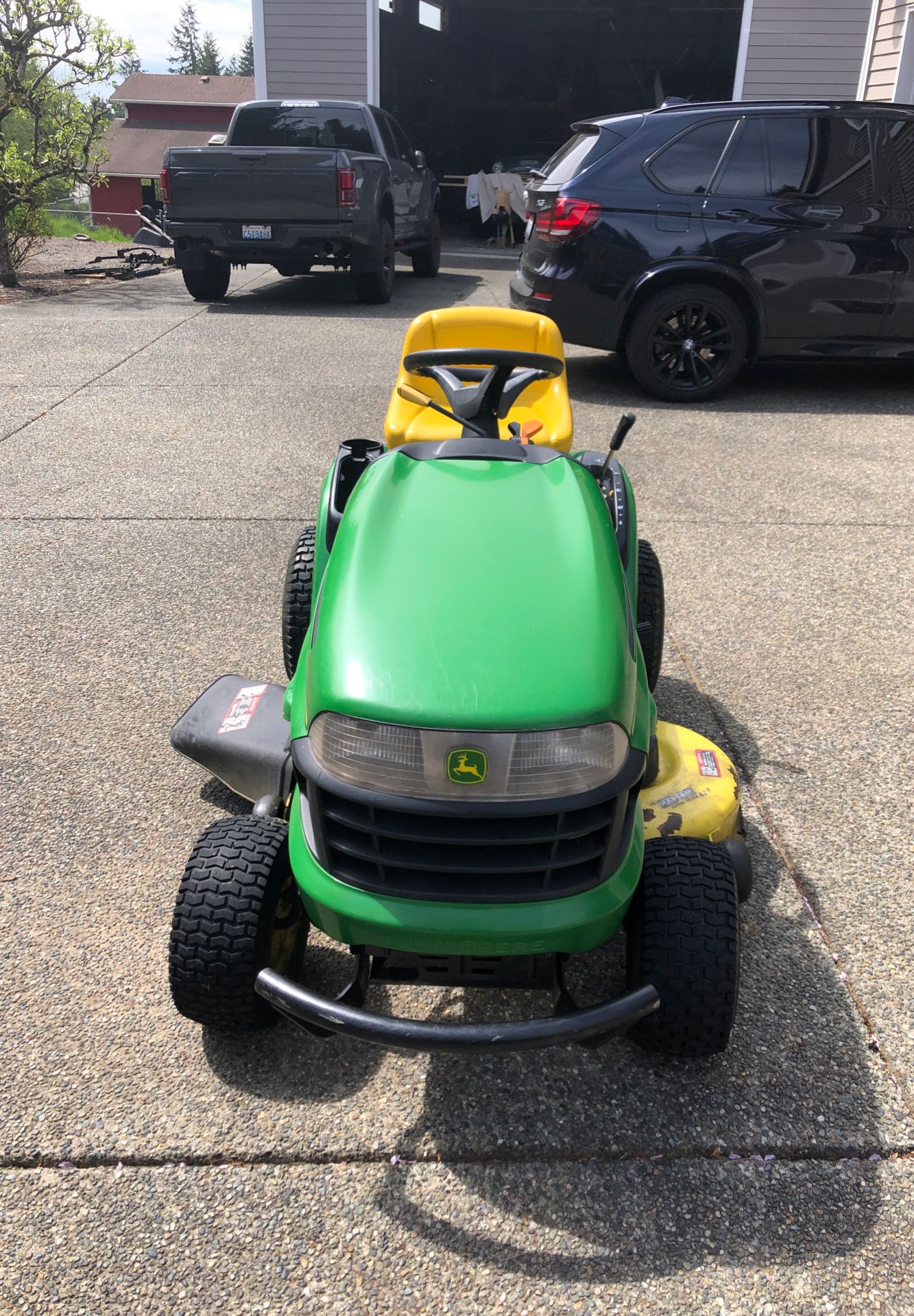 John Deere 125 automatic riding mower lawn tractor for Sale in Redmond
