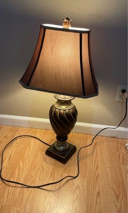 Traditional Table Lamp with Bronze Urn Base
