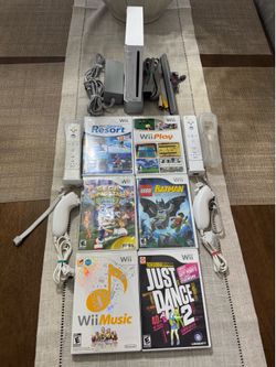 Nintendo Wii, 2 Remotes and 6 Games