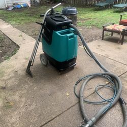 Commercial carpet cleaner