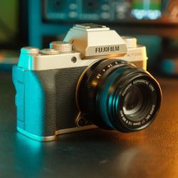 Fujifilm X-T200 Mirrorless Camera (Body Only) - Mint Condition - (Champagne/Gold)