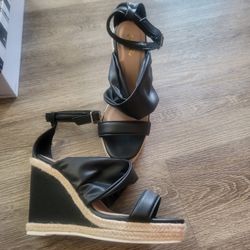 New From Buckle, Womens Sandles Size 9