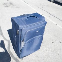 Brand New Lightweight Spinner Size 28-30 Check In Luggage 