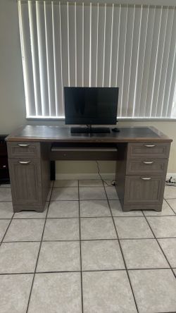 Computer desk