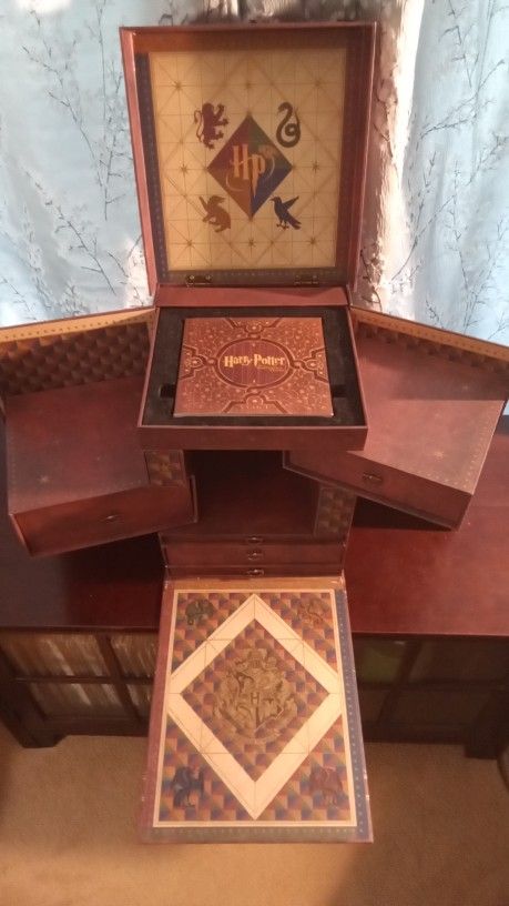 HARRY POTTER COMPLETE WIZARD BOX