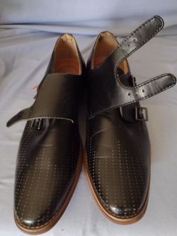 LIKE NEW  NICE SHOES $12 SIZE 11. 1/2