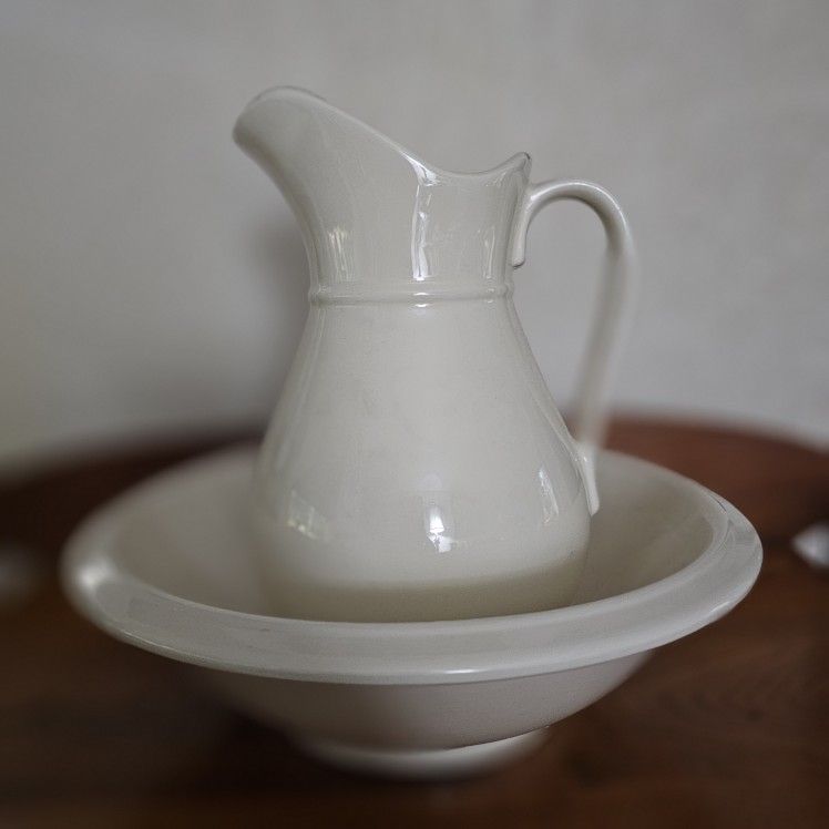 Vintage Holiday Designs Pitcher and Wash Basin Set