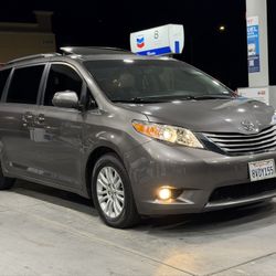 Toyota Seinna 2015 XLE