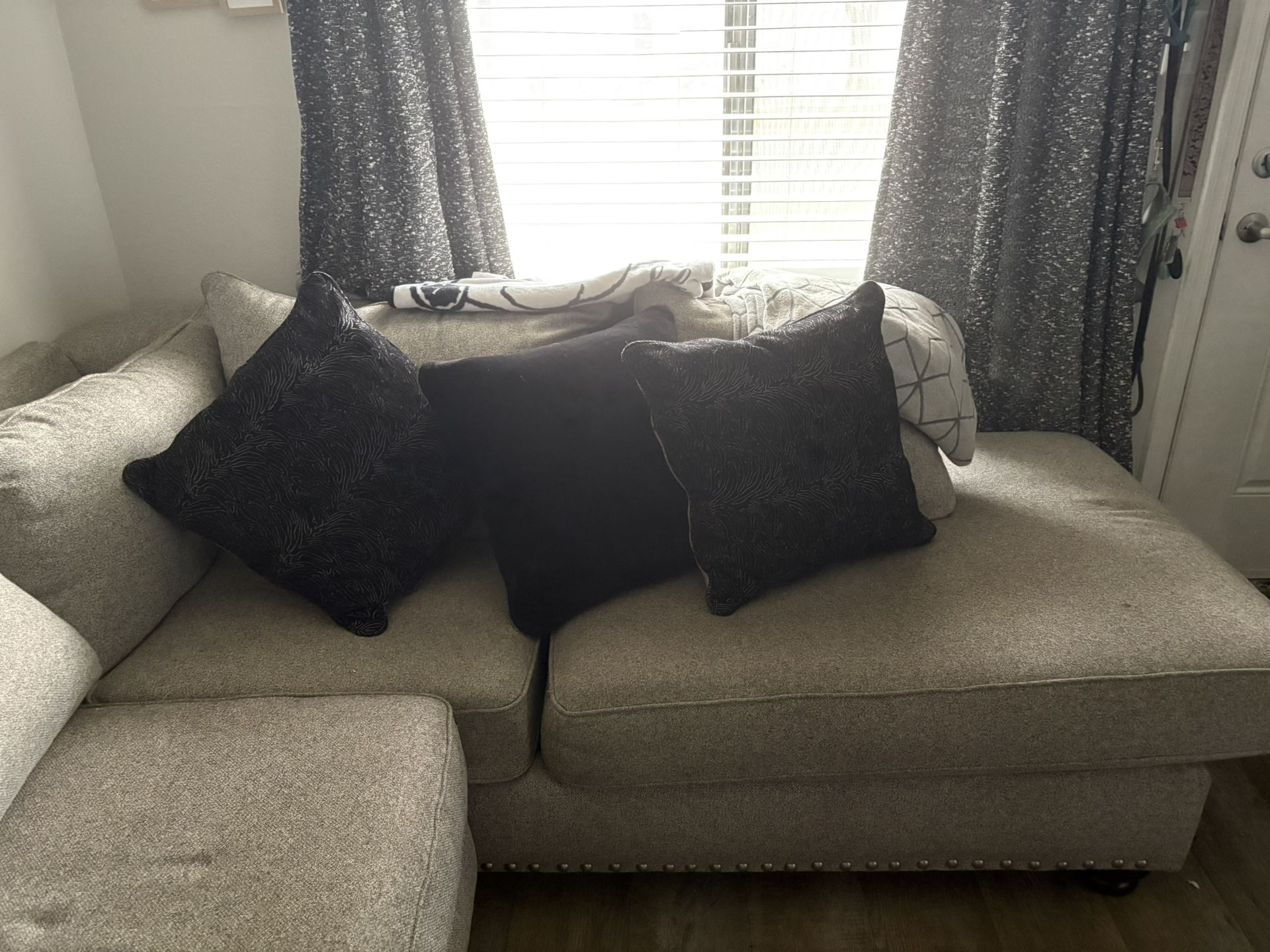 Gray Sectional Couch (w/ 6 pillows)