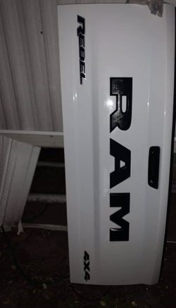 Rebel 2500 dodge ram tail gate