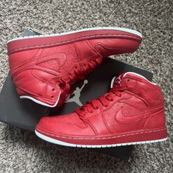 Mens Jordan 1’s size 9 (NEW IN BOX)