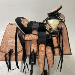Montura Charra Bordada Con Cantinas Cuadradas 