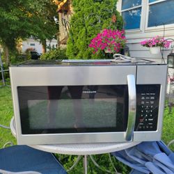 FRIGIDAIRE 1000 WATT MICROWAVE 