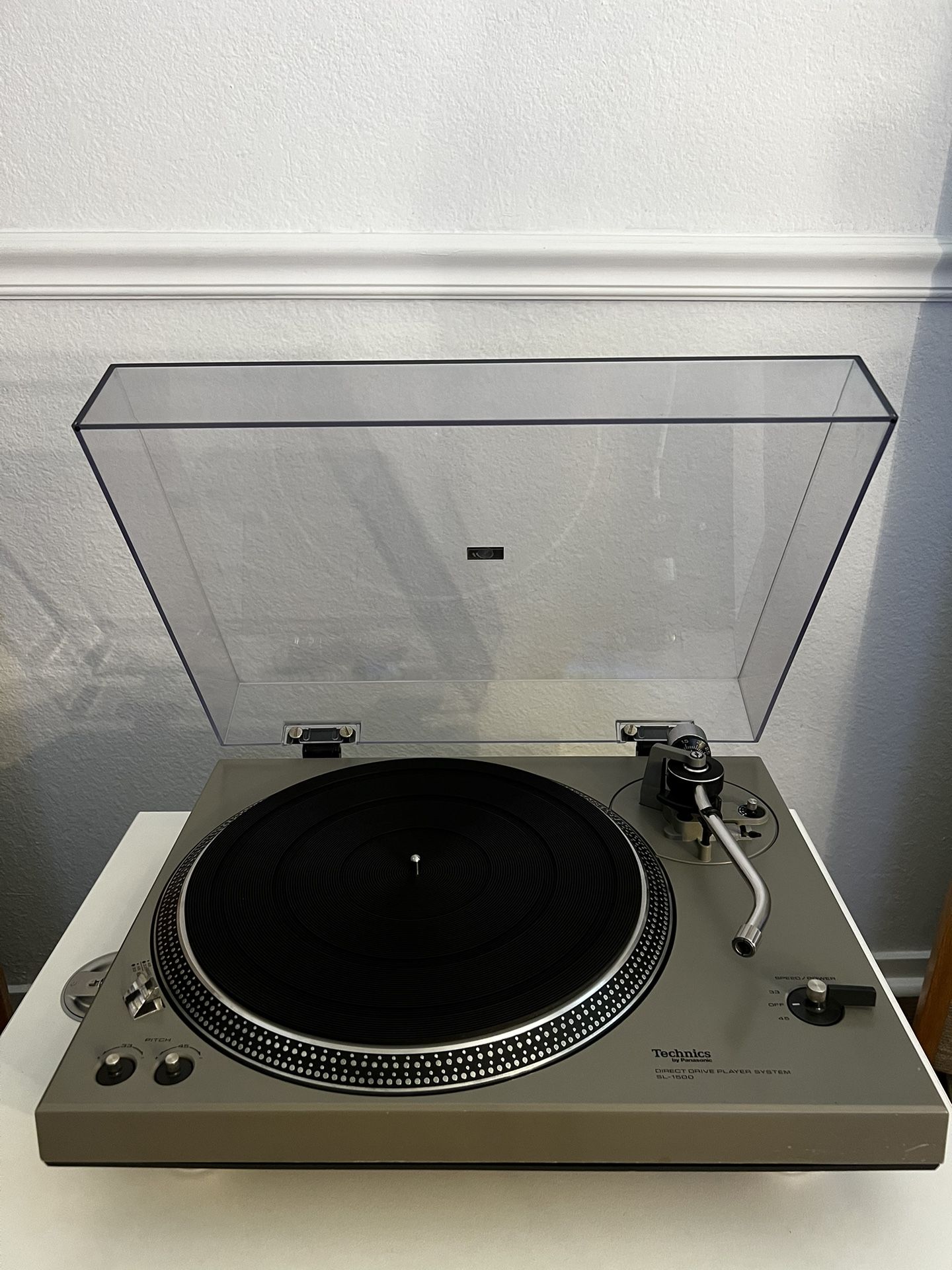 Technics SL-1500 MK1 (1970s). Vintage turntable