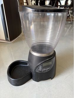 Automatic cat or dog feeder
