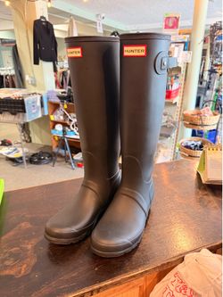 Hunter Women’s Original Tall Rain Boots size 8, like new