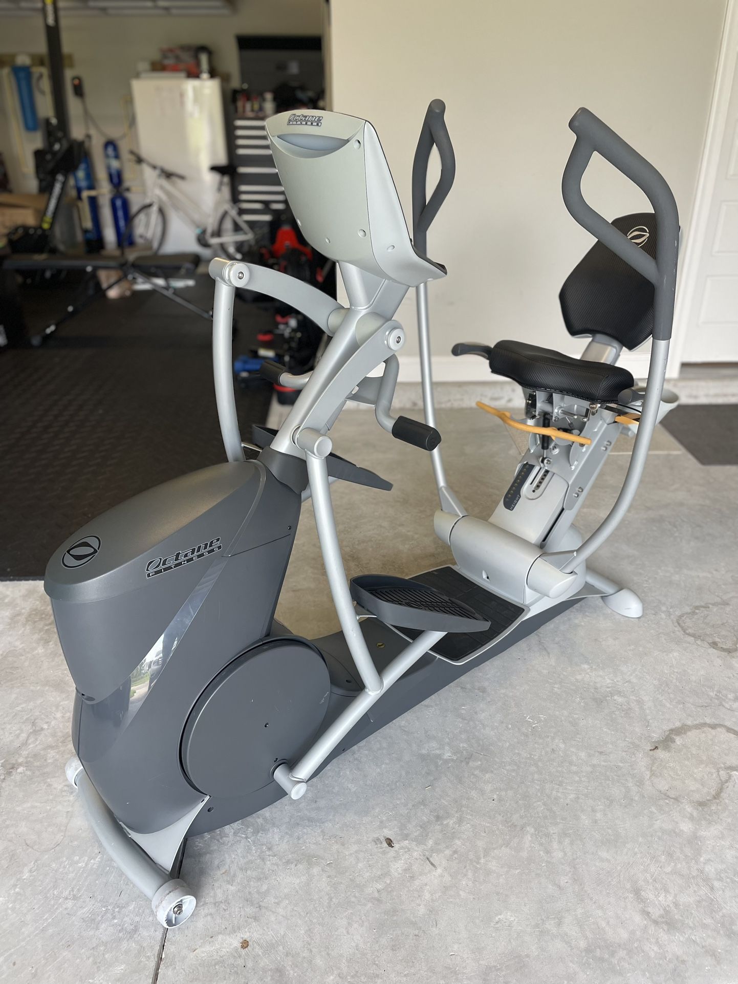 Octane Fitness xR6x Seated Elliptical