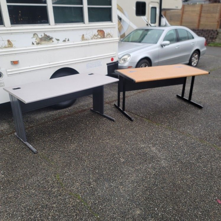 2 Free Desk Table