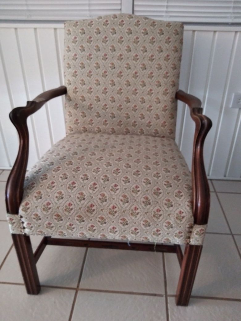 ANTIQUE STYLE CHAIR