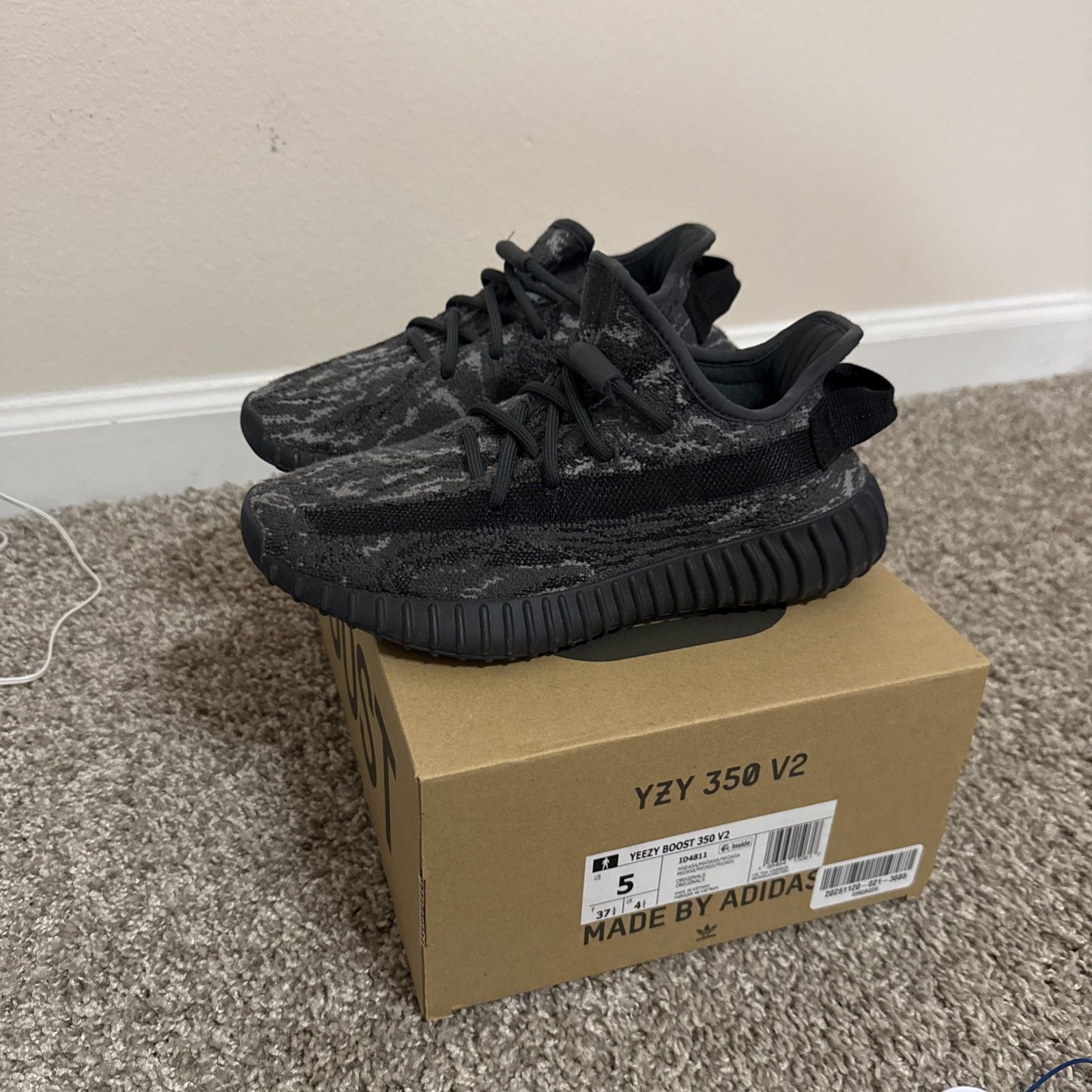 Yeezy 350 V2 Dark Salt Size 5