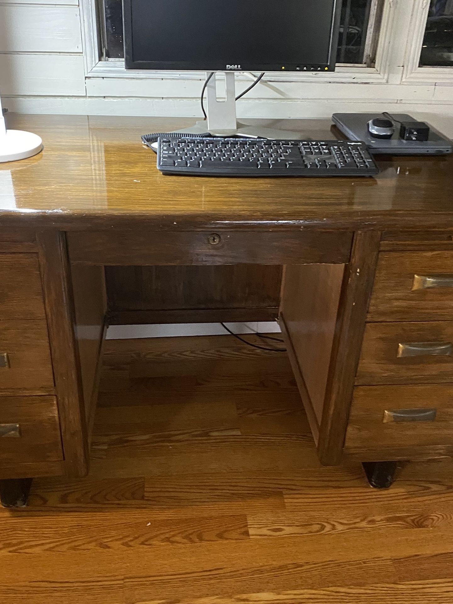 SOLID WOOD VINTAGE DESK. Good Condition! LOTS OF STORAGE