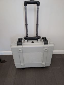 Hard shell suitcase