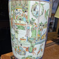 REALLY UNIQUE LOOKING VINTAGE  ASIAN JAPANESE  VASE  OR FOR  FLOWERS  IT MIGHT BE A  Famille ROSE  NOT SURE  PERFECT CONDITION 