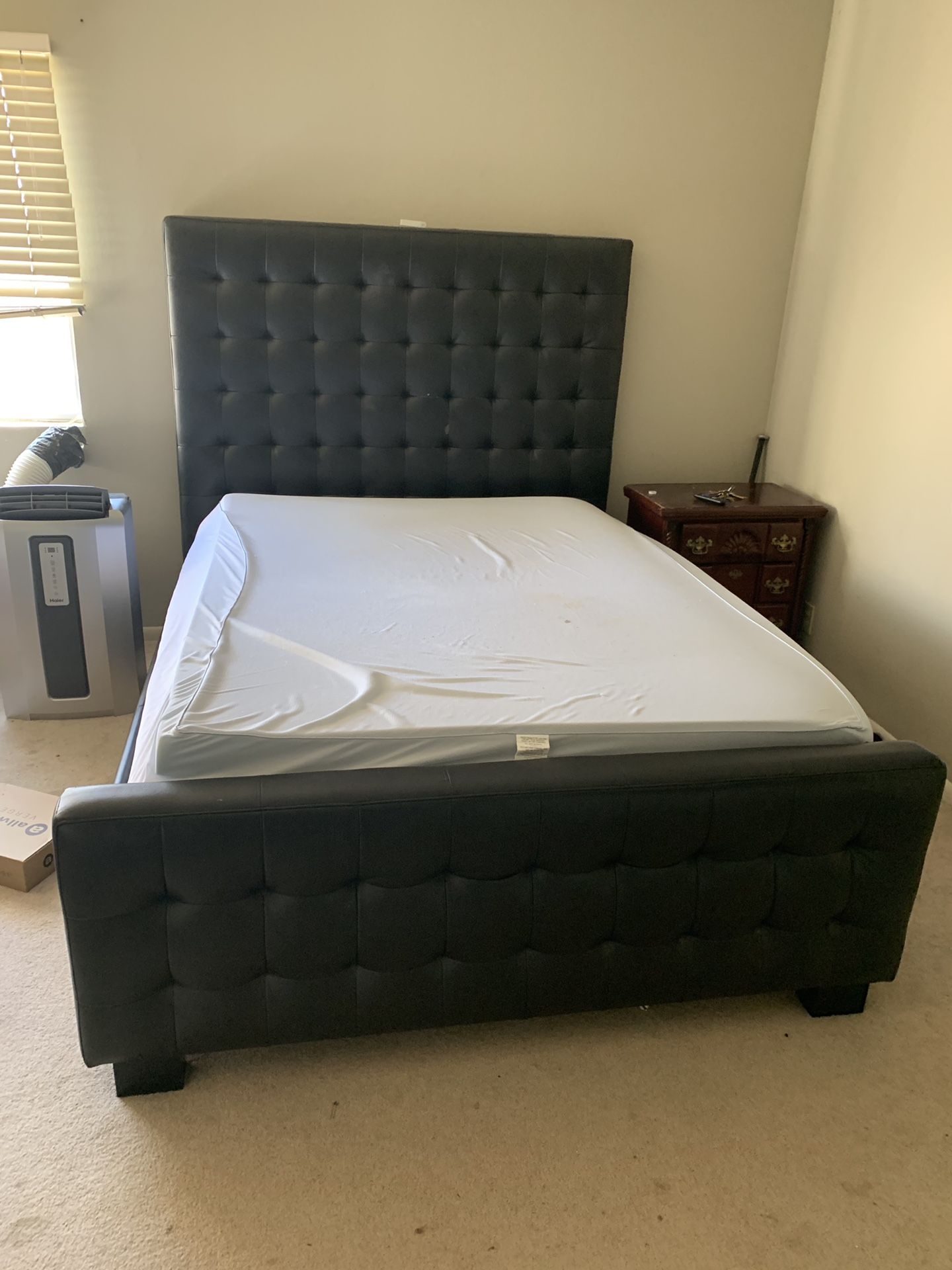 Serta mattress bed frame and box spring queen for Sale in San