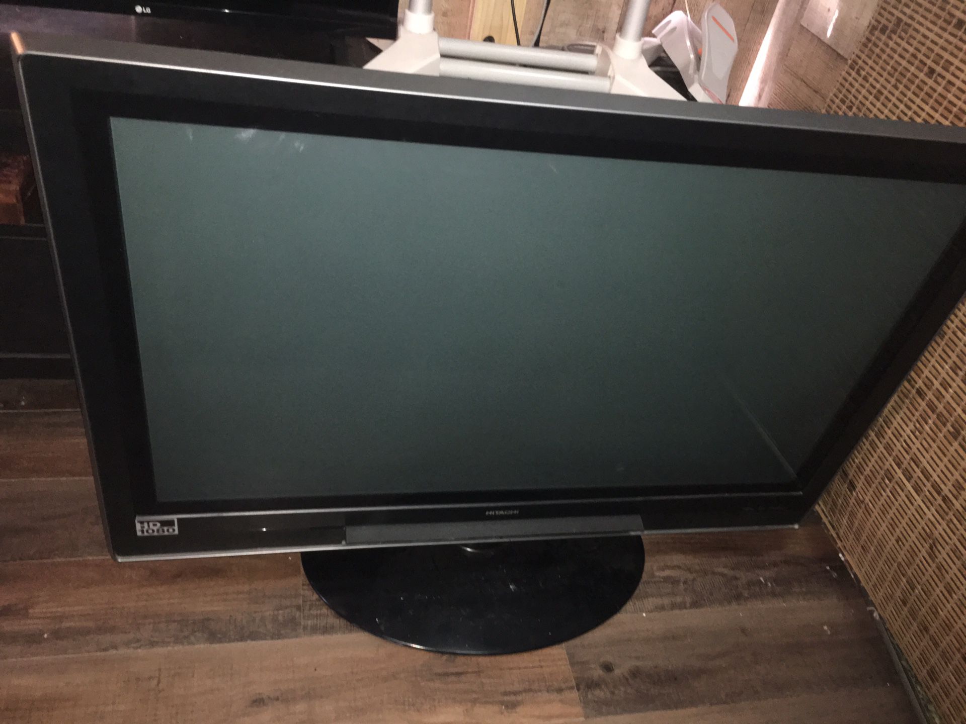 Hitashi 50 inch tv comes with remote works perfect