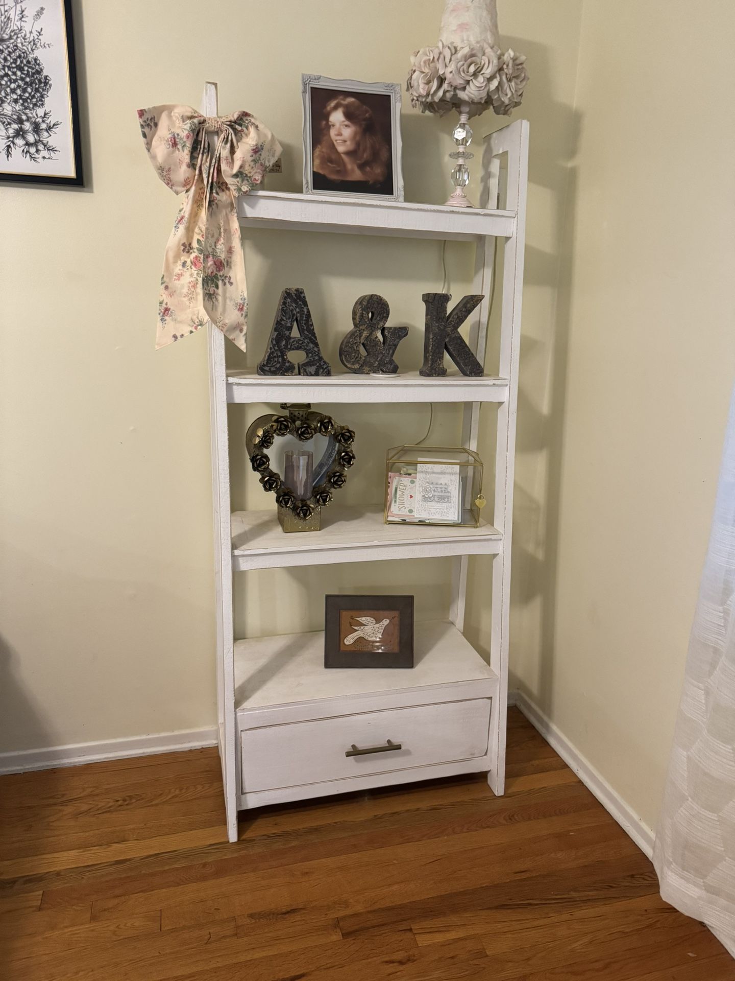 Beautiful Shelves / Drawers Great Condition