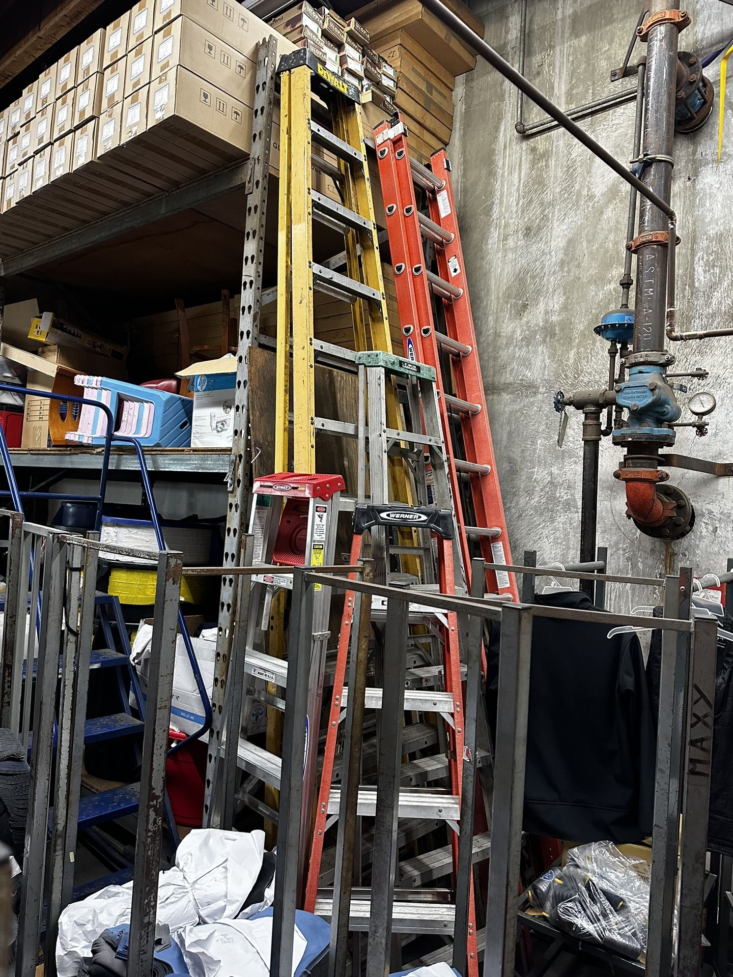 8 Ladders Up To 24 Feet Tall Rent Or Buy