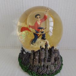 Harry Potter Quidditch Hogwarts Castle Snow Globe Warner Bros - 853100A ENESCO