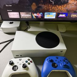 $200 for Xboxs 512 G + 2 Controllers Like New