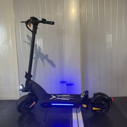 Dual-motor dual-battery high-speed electric scooter
