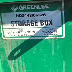 Caja de metal con llantas