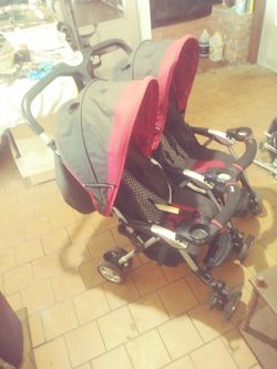 Tandem stroller with retractable sun shade
