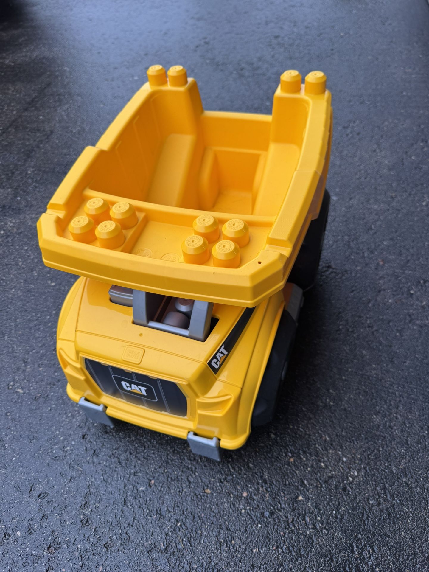 Mega BLOKS Cat Toddler Blocks Building Toy Set, Large Dump Truck with 25 Pieces and Storage, Yellow, Ages 1+ Years