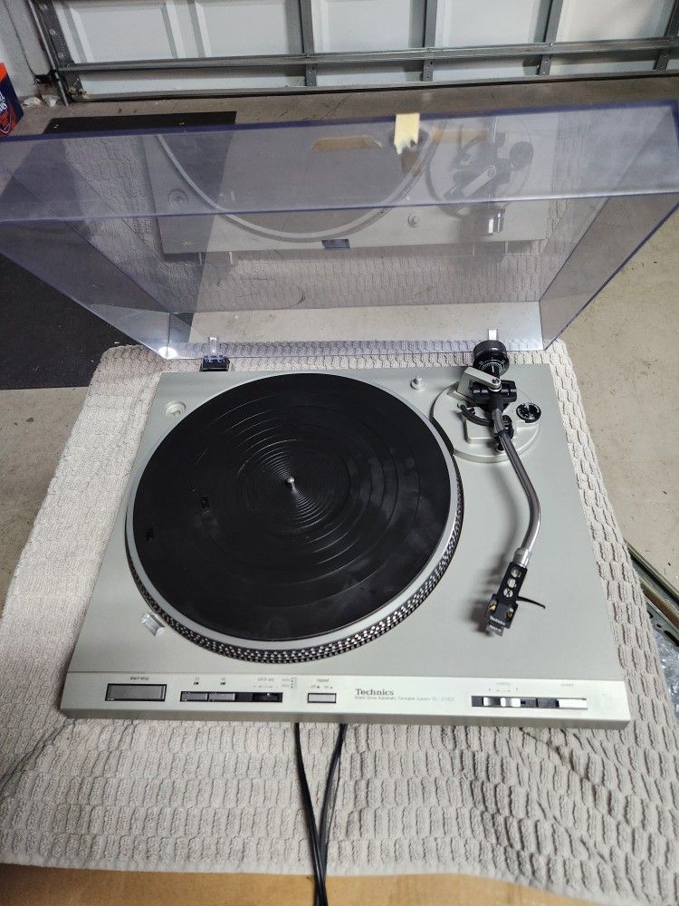 Technics Turntable Model SL - D303