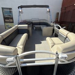 2007 Voyager Pontoon Boat
