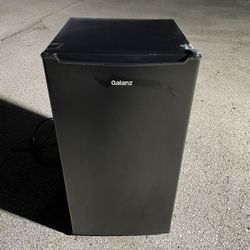 Galant 3.3 Cu Ft Capacity One Door Mini Fridge-(the only thing is missing shelf’s)-Used works fine 