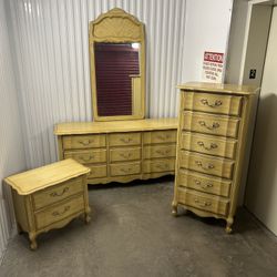 4-Pieces French Provincial Bedroom Set