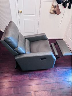 Swivel rocker recliner