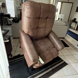 BROWN CLEAN PRIDE POWER LIFT CHAIT RECLINER NO HEAT NO MASSAGE THIS CHAIR WAS HARDLY USED EXCELLENT COND NO SMOKING 🚭 NO PETS