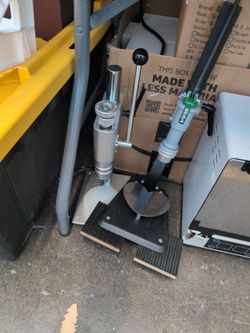 Set of manual perfume capping and crimping machines