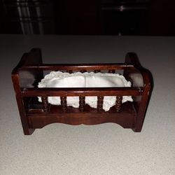 DOLLHOUSE ROCKING MUSICAL WOODEN CRIB EITH MATTRESS 