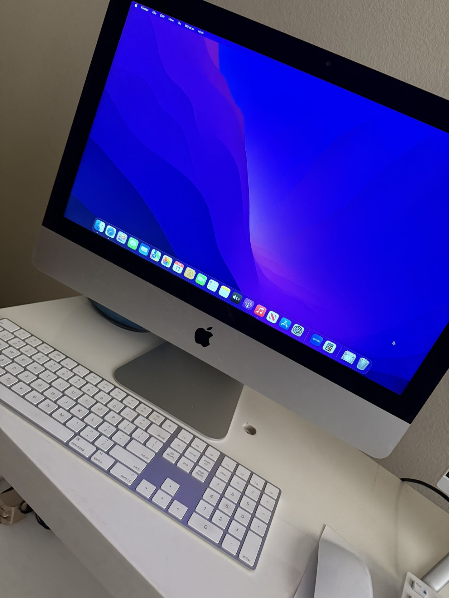 Apple iMac 21.5” (Late 2015) – 2.8GHz i5, 16GB RAM, Magic Mouse + Keyboard