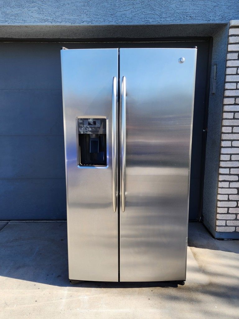 "GE" STAINLESS SIDE BY SIDE FRIDGE
WITH WATER & ICE DISPENSER
OF 36" WIDE X 69" HEIGHT X 32" DEPTH 2 MONTHS OF WARRANTY DELIVER FREE