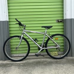 VINTAGE BIKE/ SIZE TIRES 26”