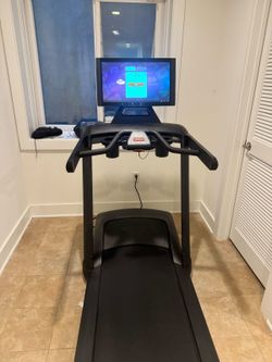Aviron Victory Motorized Incline Treadmill - Excellent - N Front St, Philadelphia, PA